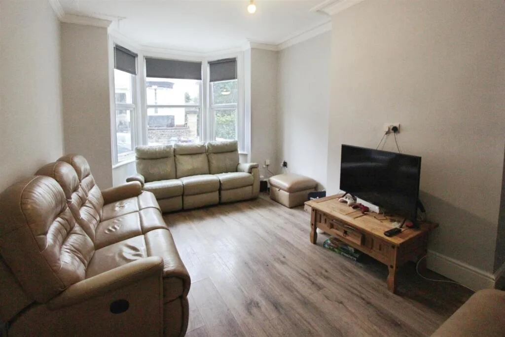 6 bedroom terraced house for rent