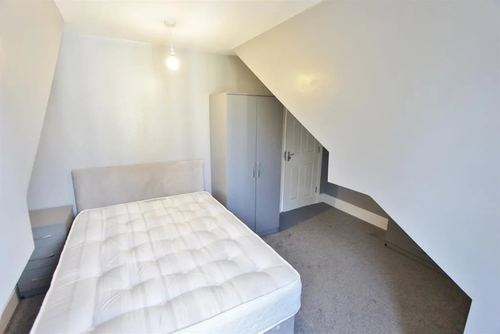 6 bedroom terraced house for rent