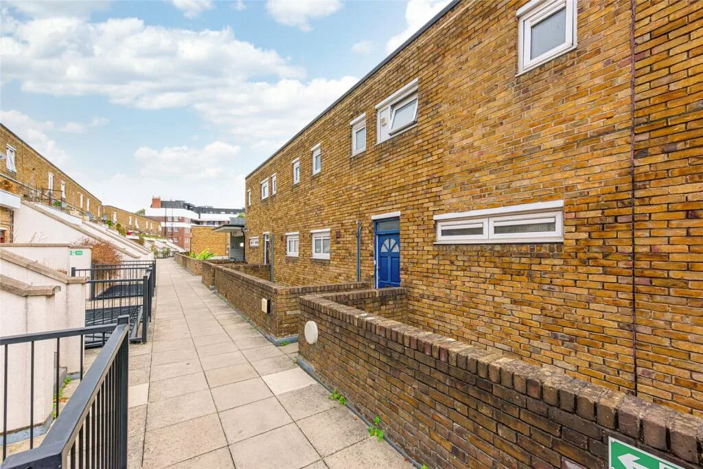2 bedroom maisonette for rent
