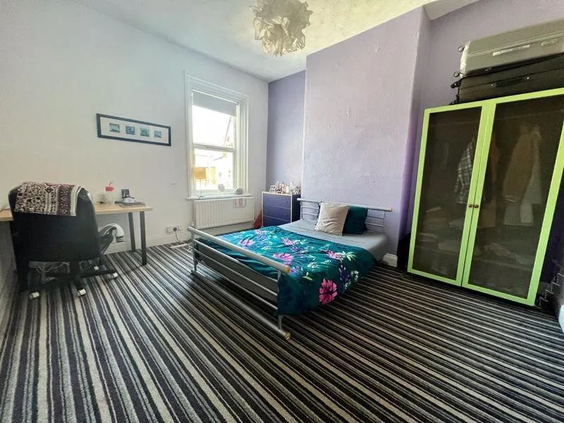 6 bedroom terraced house for rent
