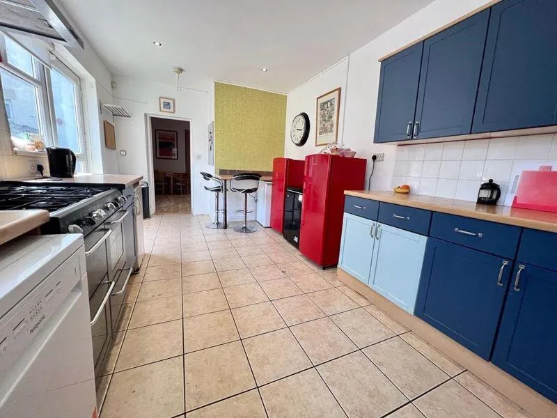 6 bedroom terraced house for rent