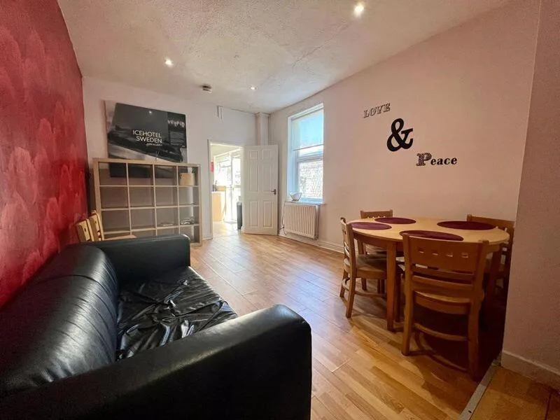 6 bedroom terraced house for rent