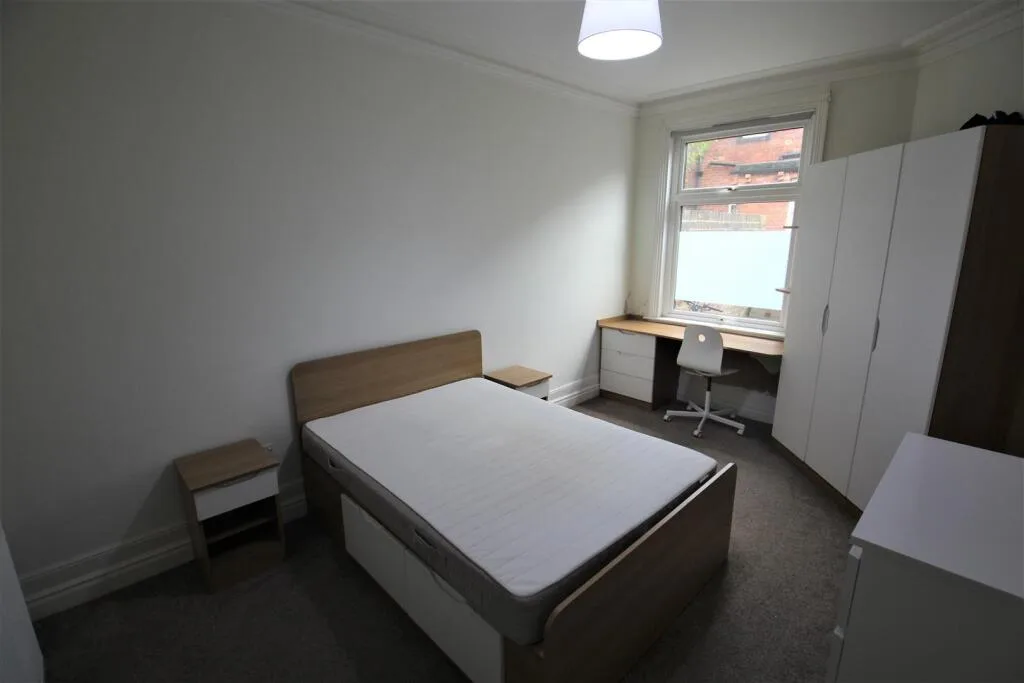 5 bedroom terraced house for rent