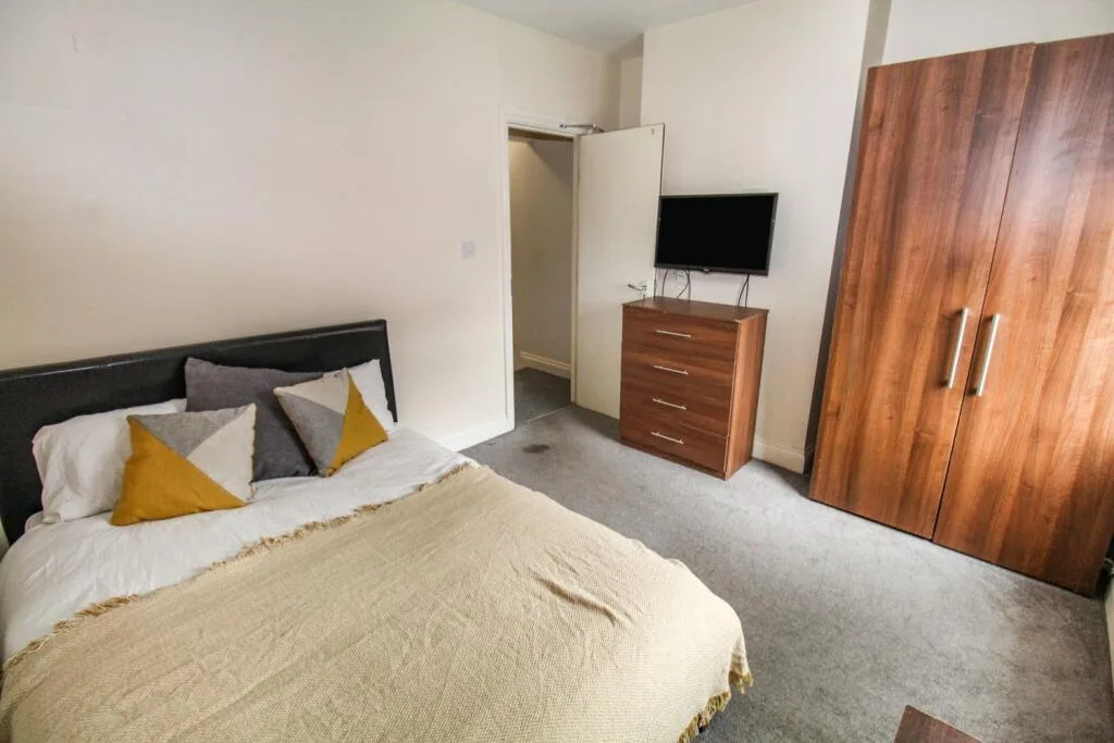 5 bedroom end of terrace house for rent