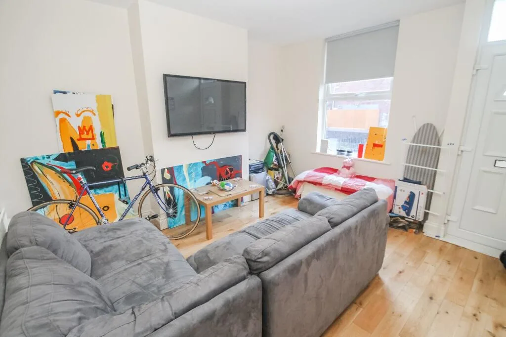 5 bedroom end of terrace house for rent