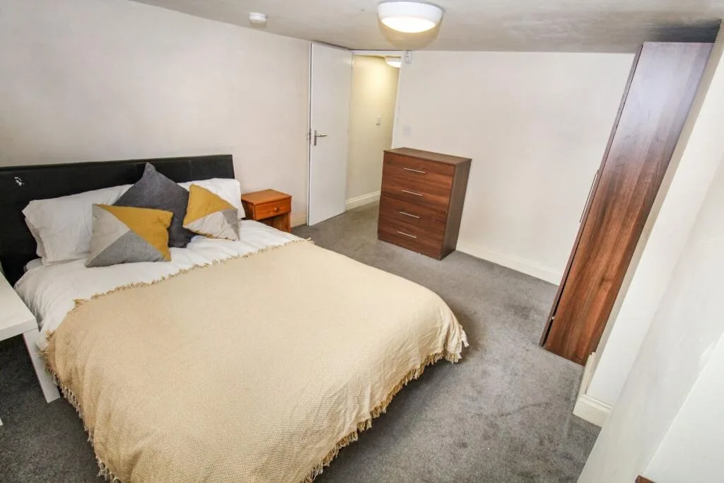 5 bedroom end of terrace house for rent