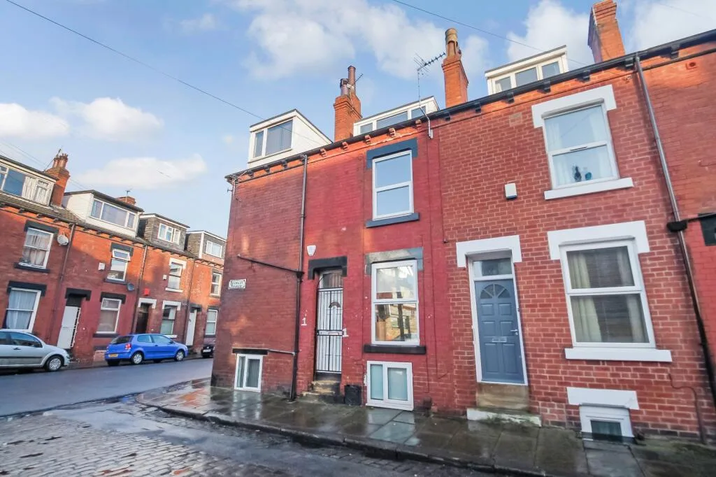 5 bedroom end of terrace house for rent