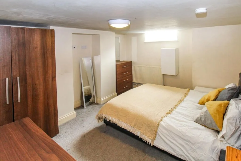 5 bedroom end of terrace house for rent