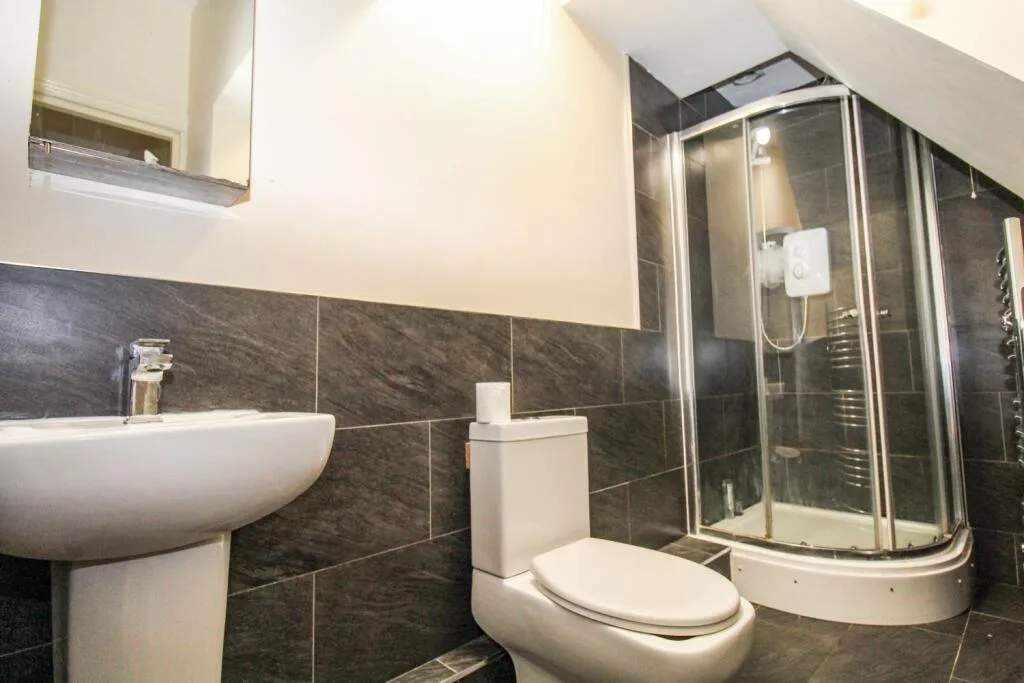 5 bedroom end of terrace house for rent