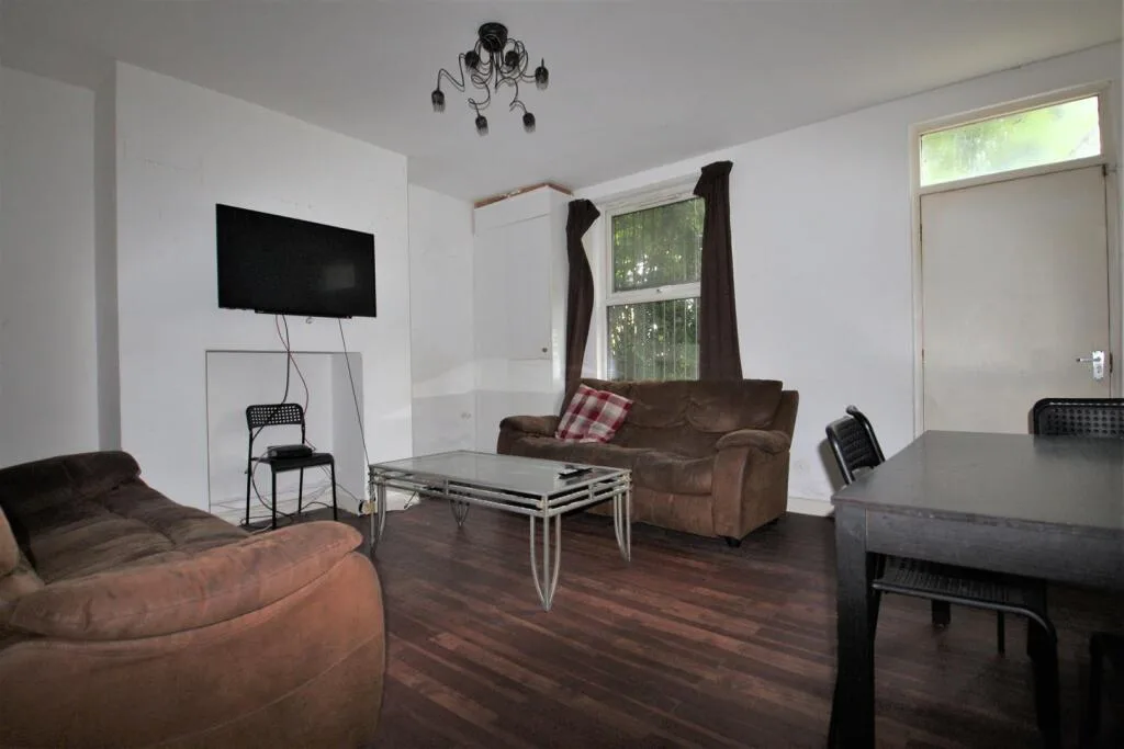 5 bedroom terraced house for rent