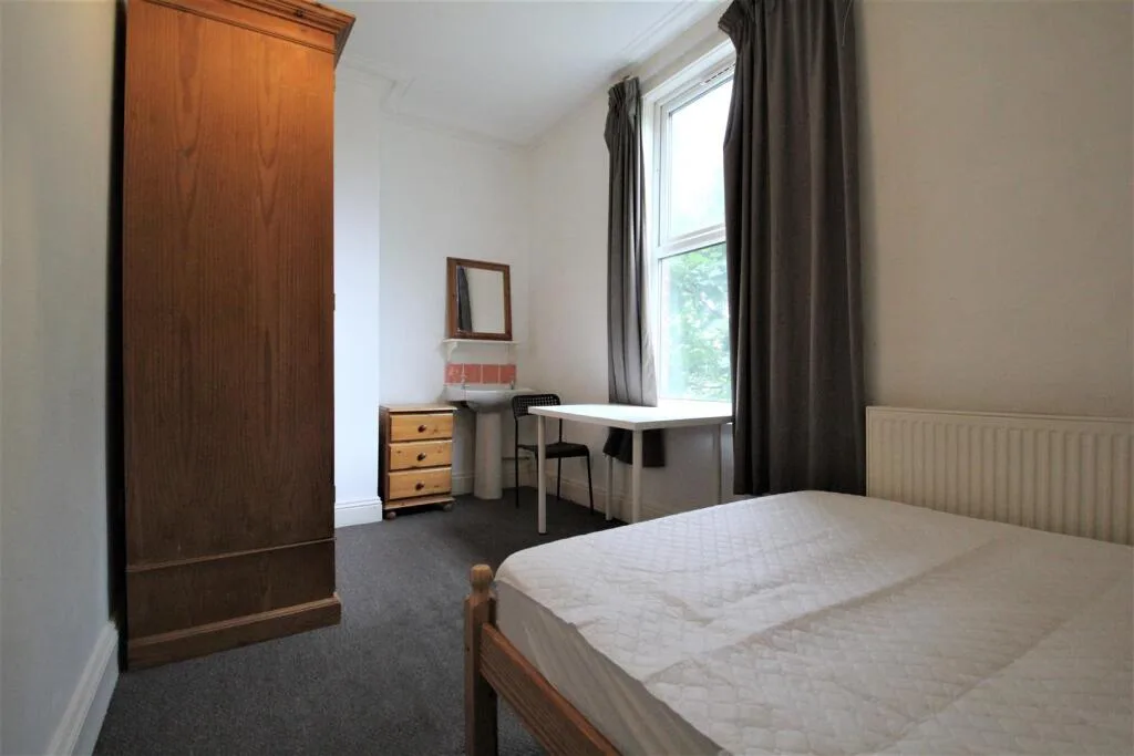 5 bedroom terraced house for rent
