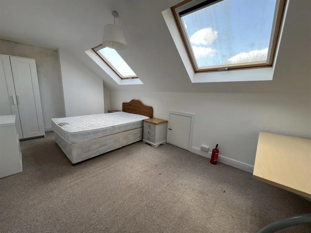 5 bedroom terraced house for rent
