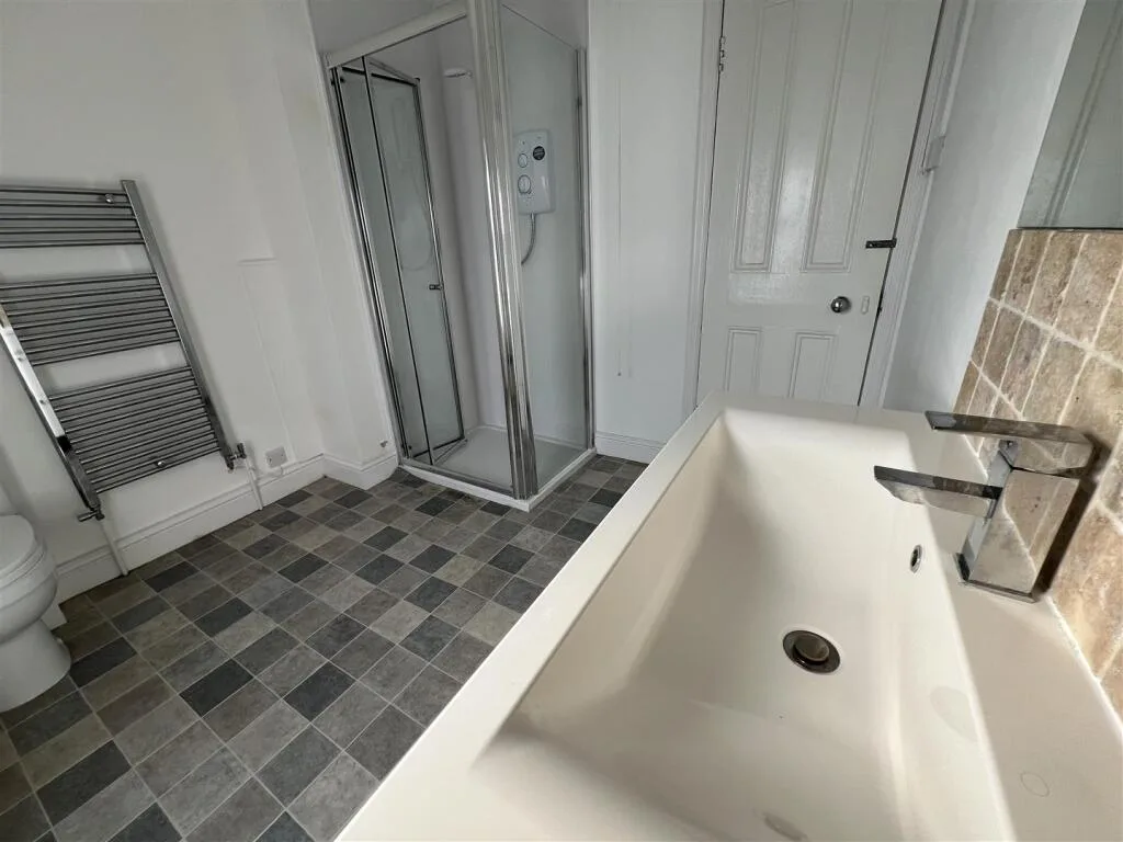 5 bedroom terraced house for rent