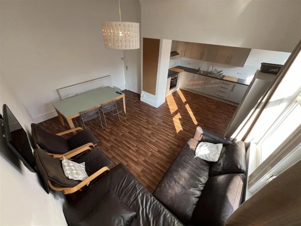 5 bedroom terraced house for rent
