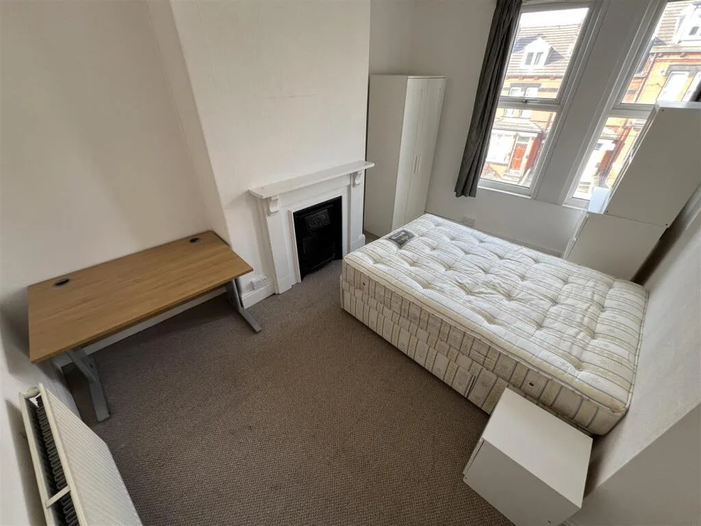 5 bedroom terraced house for rent