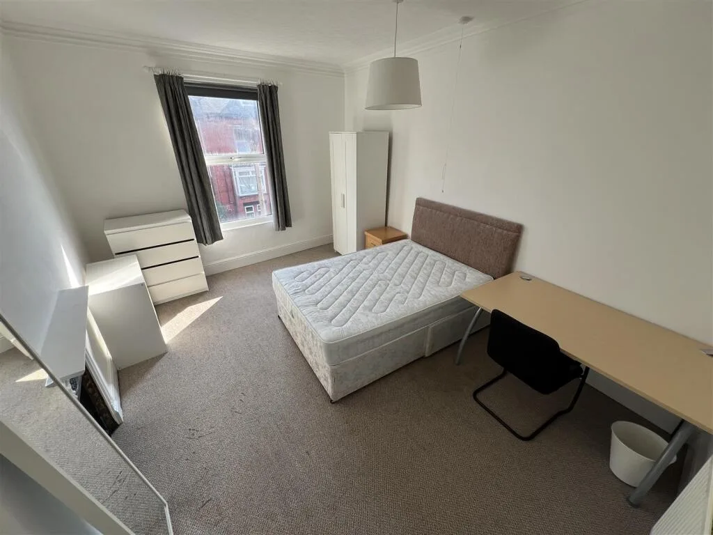 5 bedroom terraced house for rent