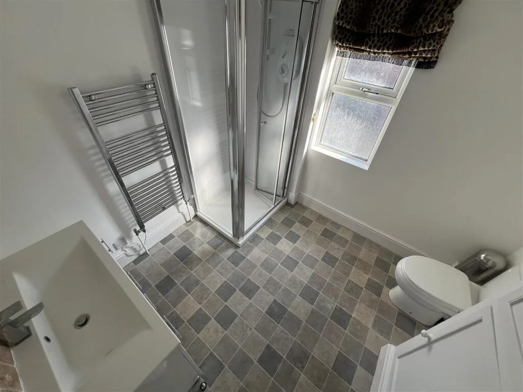5 bedroom terraced house for rent