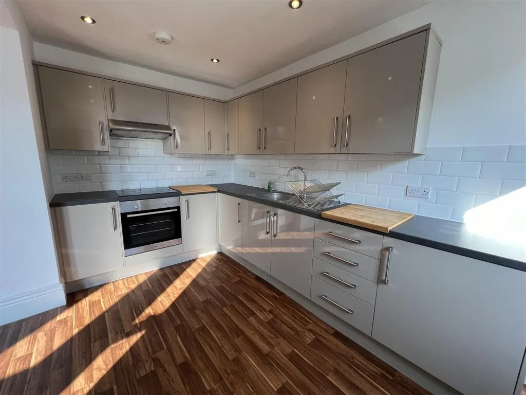 5 bedroom terraced house for rent