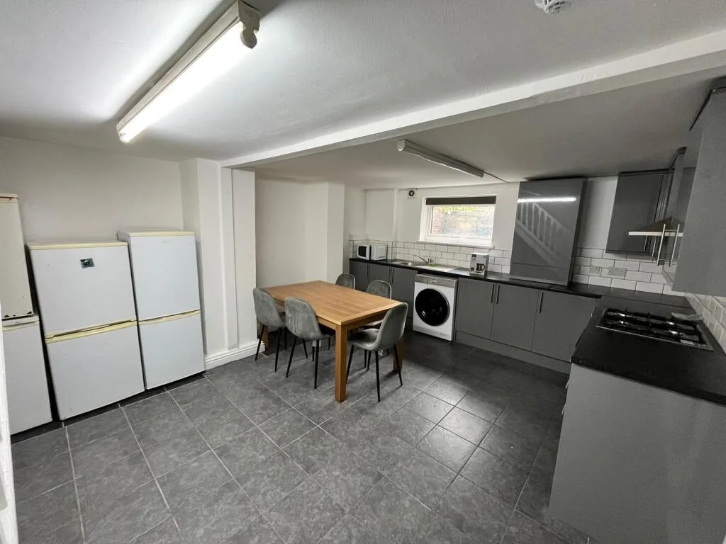 5 bedroom terraced house for rent