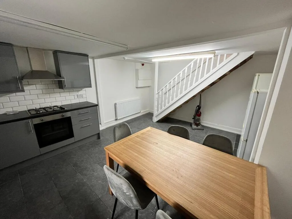 5 bedroom terraced house for rent