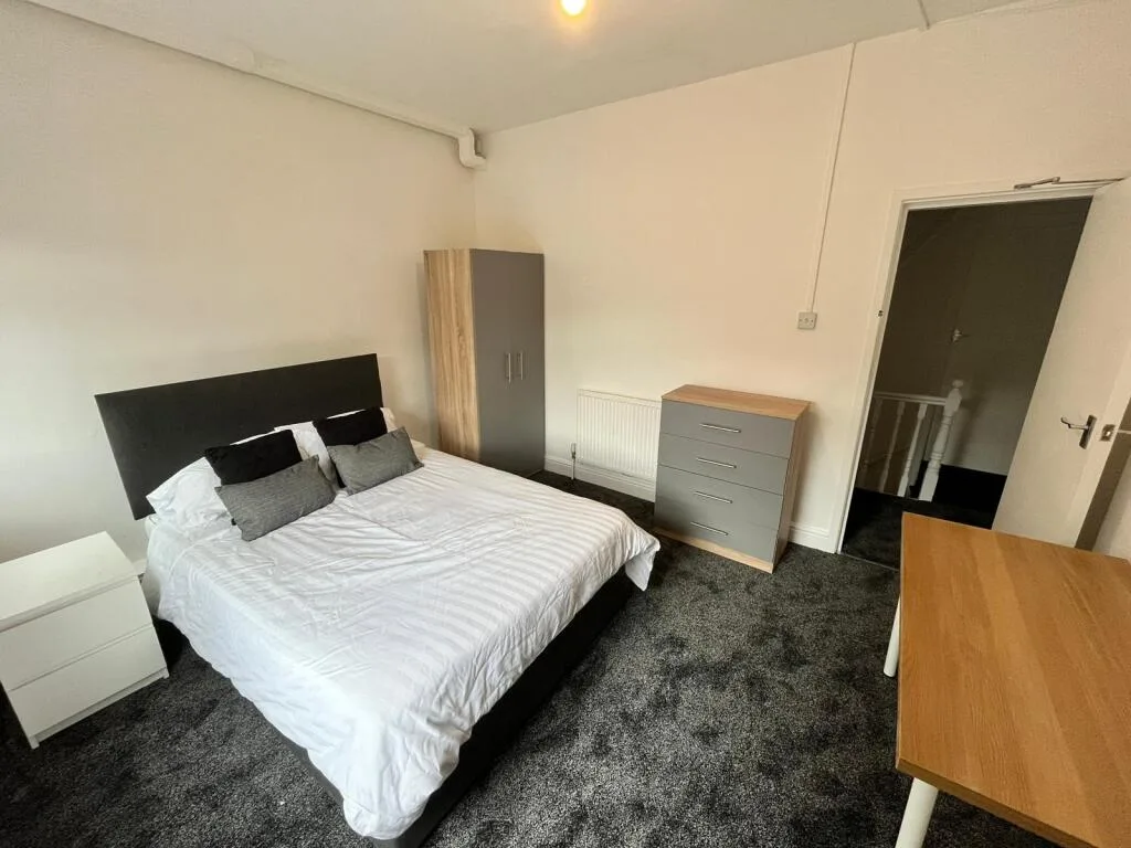 5 bedroom terraced house for rent