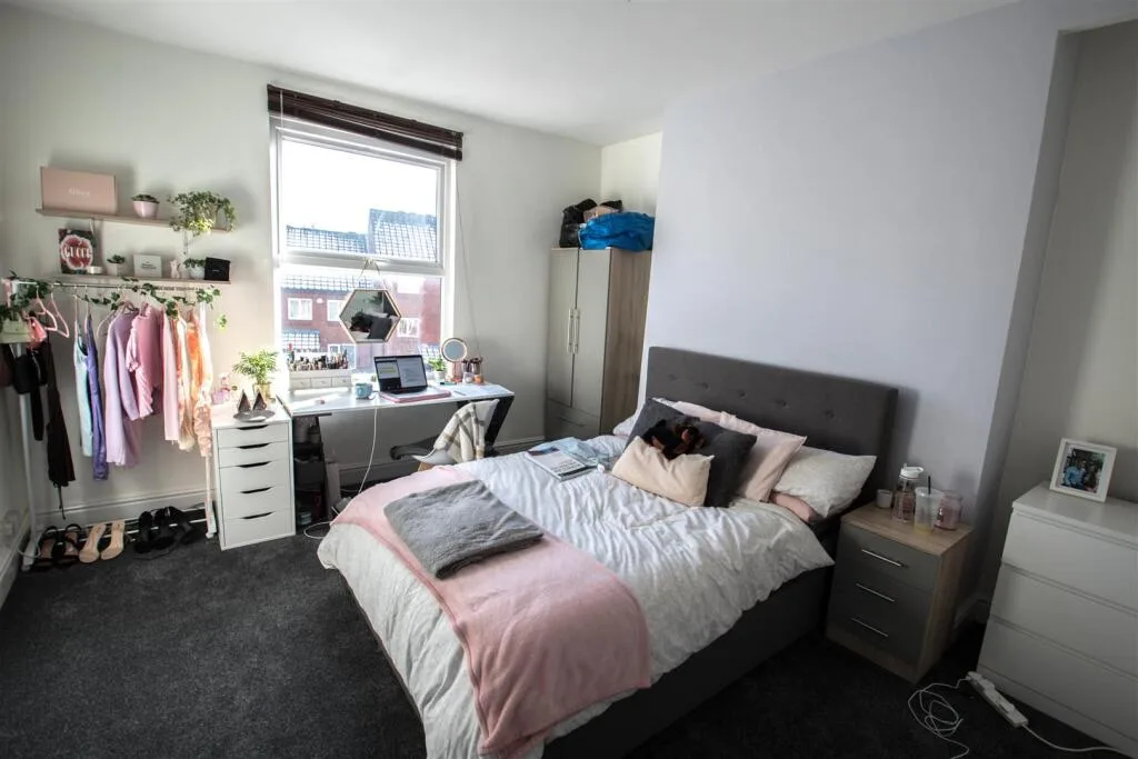 5 bedroom terraced house for rent