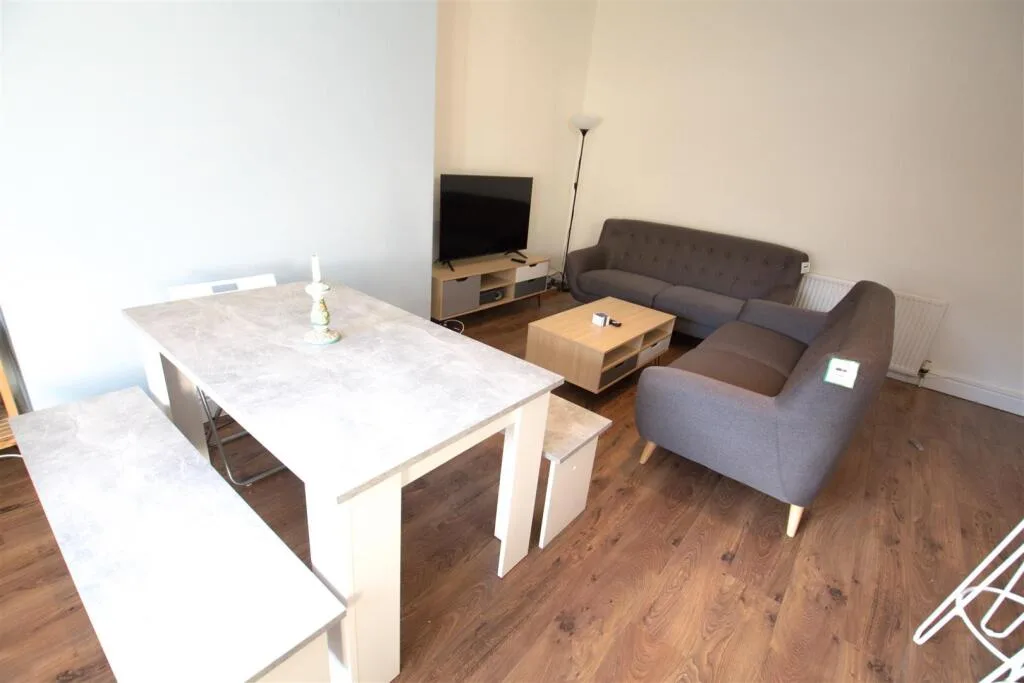 5 bedroom terraced house for rent