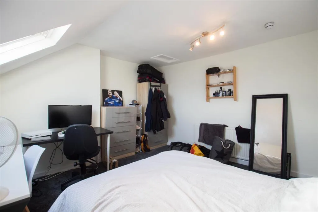 5 bedroom terraced house for rent