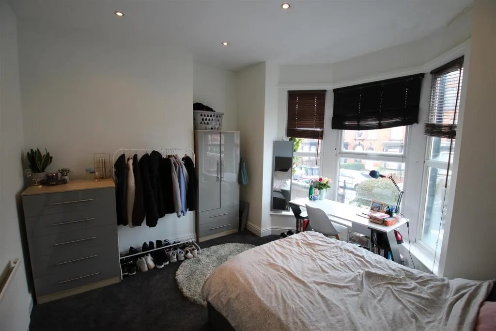 5 bedroom terraced house for rent