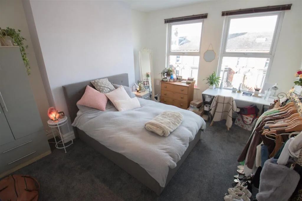 5 bedroom terraced house for rent
