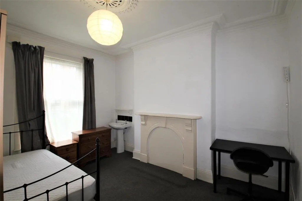 6 bedroom terraced house for rent