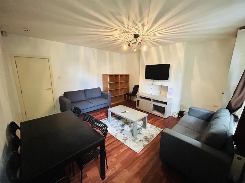 6 bedroom terraced house for rent