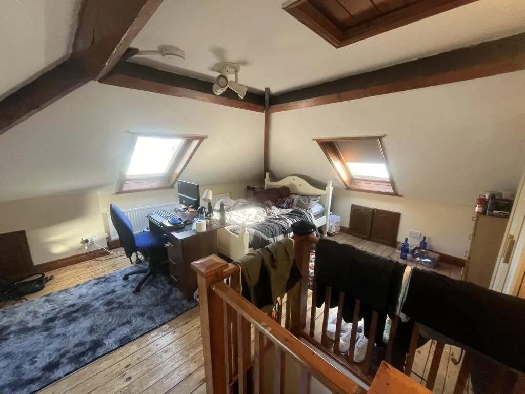 6 bedroom semi-detached house for rent