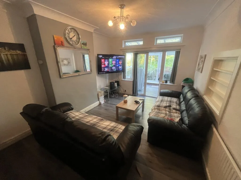 6 bedroom semi-detached house for rent