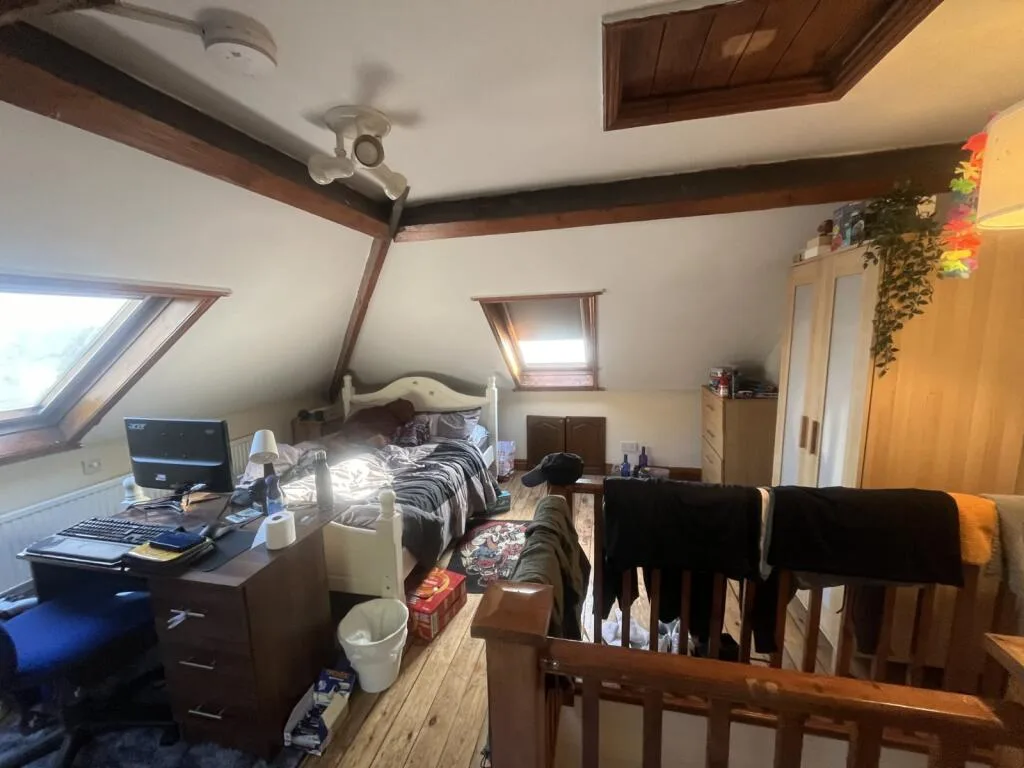 6 bedroom semi-detached house for rent
