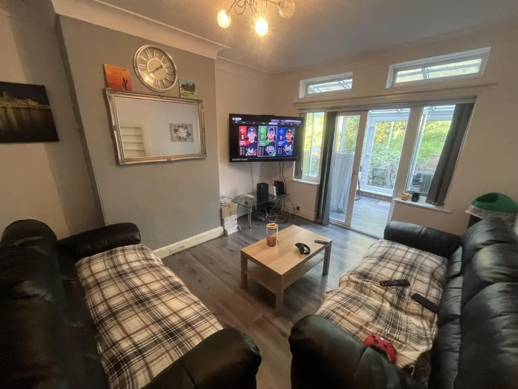 6 bedroom semi-detached house for rent