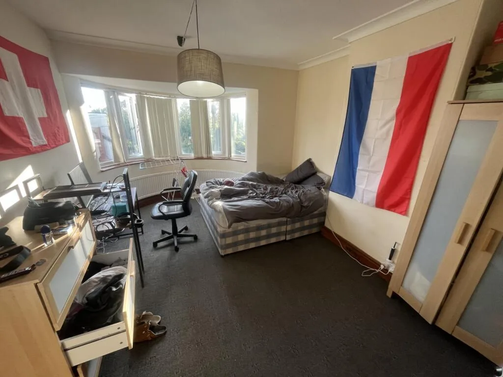 6 bedroom semi-detached house for rent