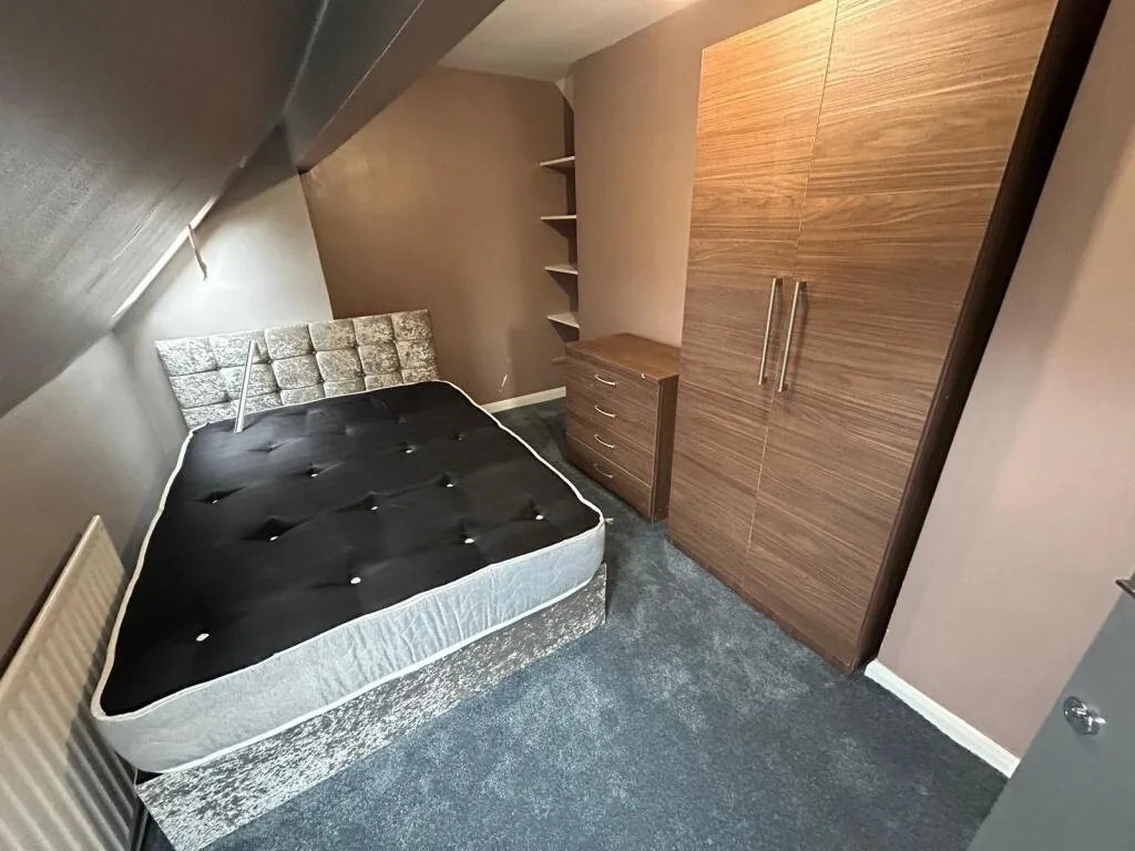 6 bedroom semi-detached house for rent