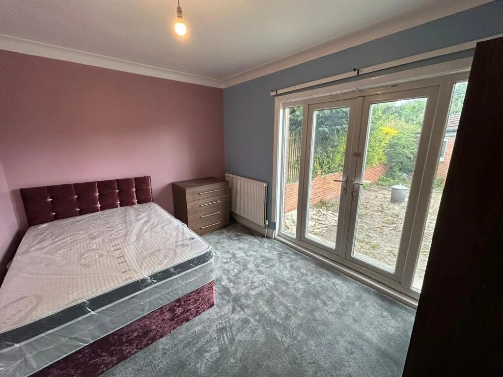 6 bedroom semi-detached house for rent