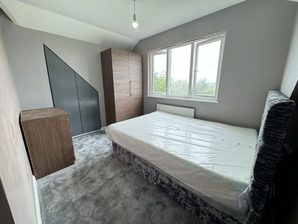 6 bedroom semi-detached house for rent