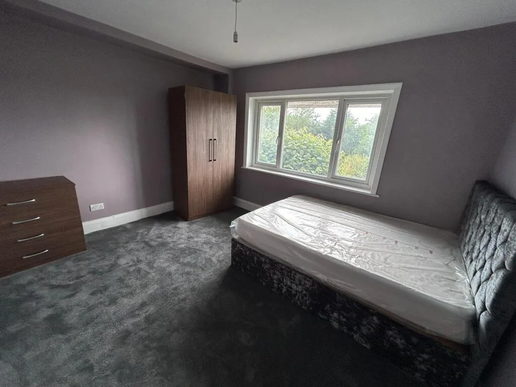 6 bedroom semi-detached house for rent