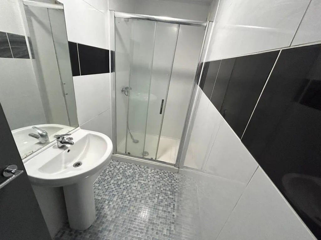 6 bedroom semi-detached house for rent