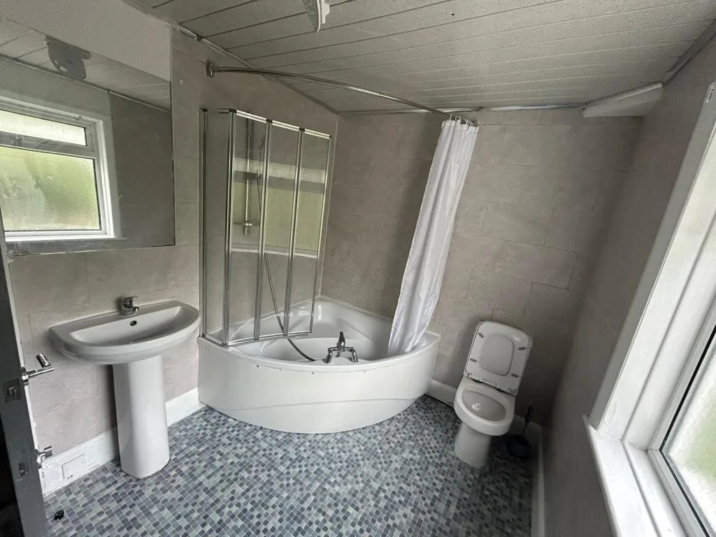 6 bedroom semi-detached house for rent