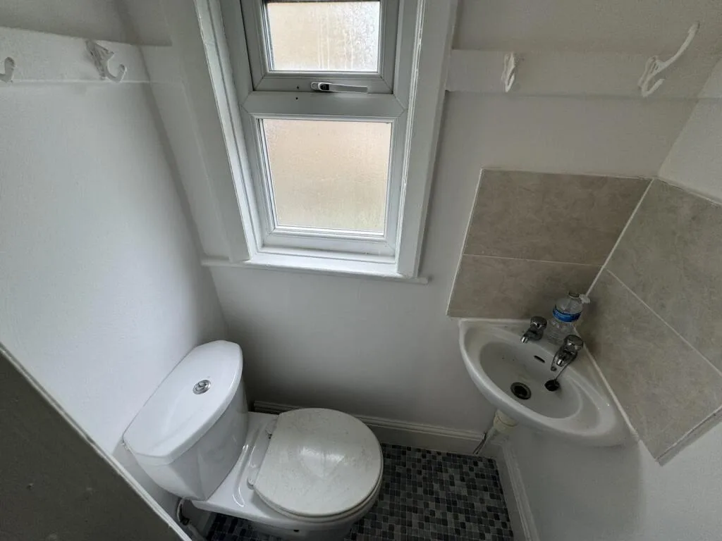6 bedroom semi-detached house for rent