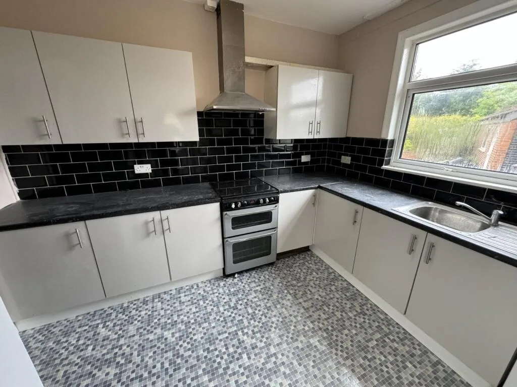 6 bedroom semi-detached house for rent