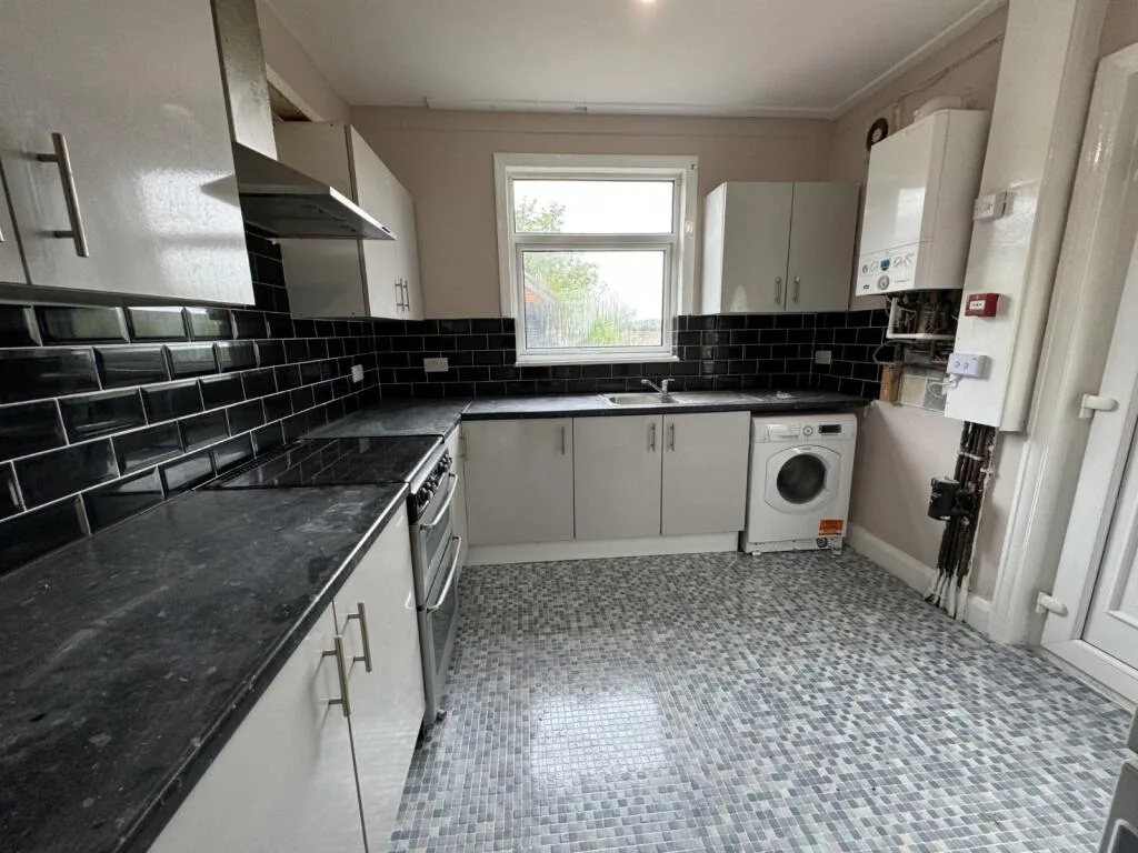 6 bedroom semi-detached house for rent