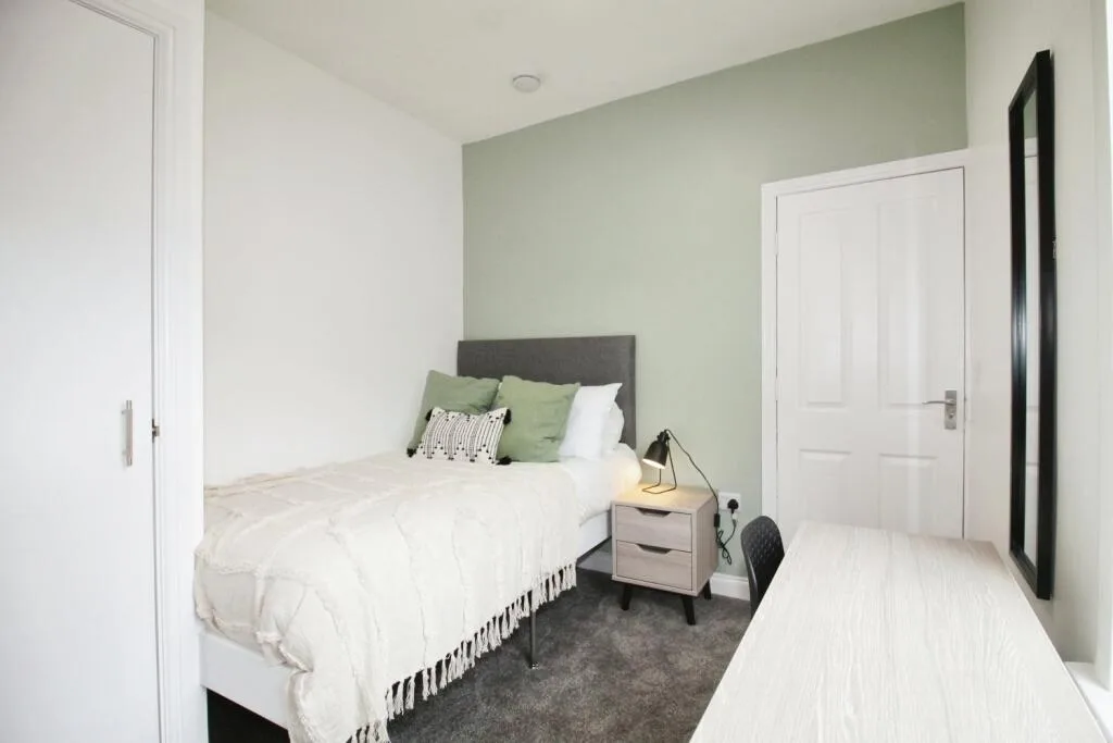 6 bedroom terraced house for rent