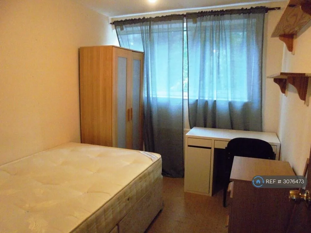 8 bedroom end of terrace house for rent