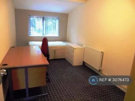 8 bedroom end of terrace house for rent