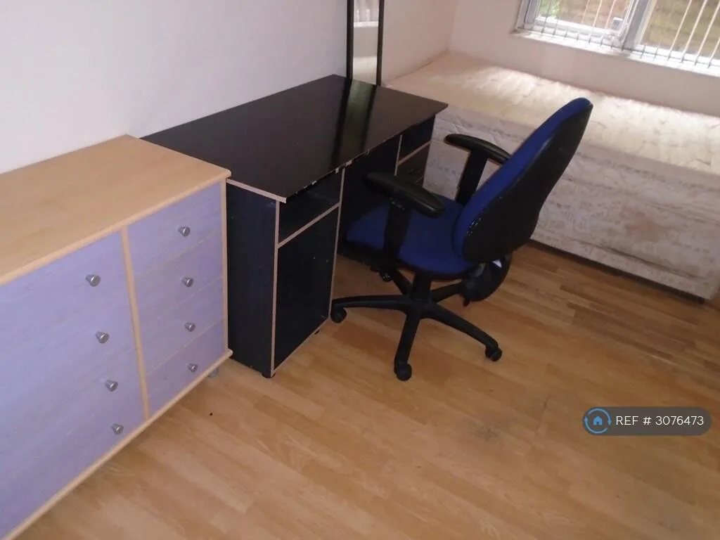8 bedroom end of terrace house for rent
